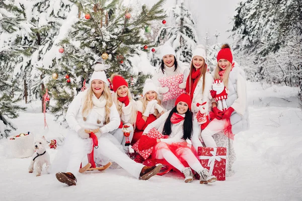 Duża Grupa Dziewcząt Prezentami Świątecznymi Rękach Stojących Zimowym Lasie Dziewczyny — Zdjęcie stockowe