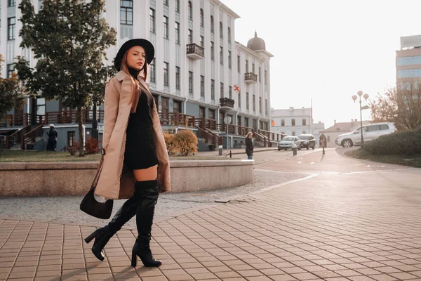 Elegante Giovane Donna Cappotto Beige Cappello Nero Una Strada Città — Foto Stock