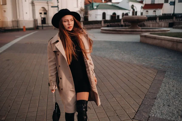 Elegante Giovane Donna Cappotto Beige Cappello Nero Una Strada Città — Foto Stock