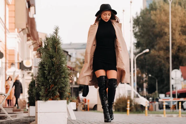 Elegante Giovane Donna Cappotto Beige Cappello Nero Una Strada Città — Foto Stock