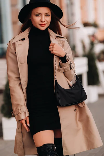 Jeune Femme Élégante Manteau Beige Chapeau Noir Avec Sac Main — Photo