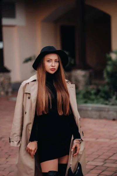 Mulher Jovem Elegante Casaco Bege Chapéu Preto Uma Rua Cidade — Fotografia de Stock