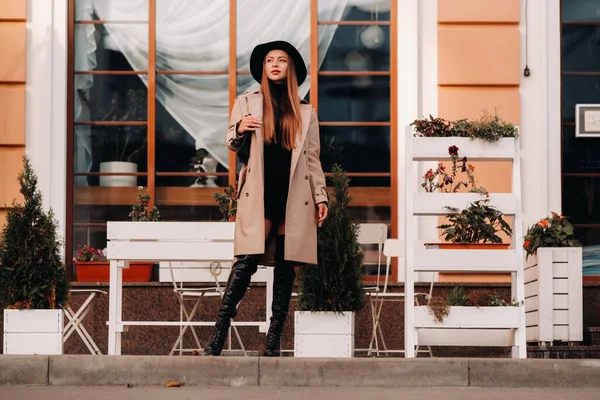 都会の通りの黒い帽子のベージュのコートを着たスタイリッシュな若い女性 女性のストリートファッション Urban Style — ストック写真