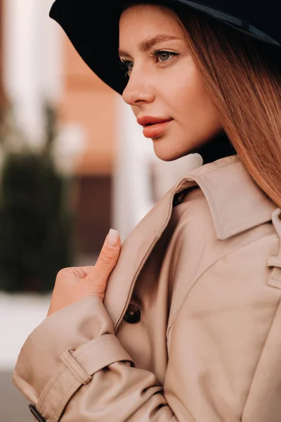 거리의 베이지 코트와 모자를 소녀의 여자들의 길거리 스타일 — 스톡 사진