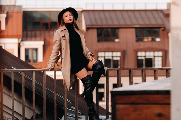 Une Jeune Femme Élégante Manteau Beige Chapeau Noir Trouve Sur — Photo