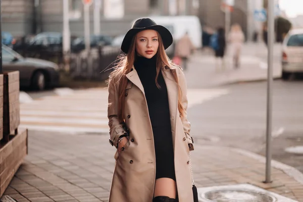 Mulher Jovem Elegante Casaco Bege Chapéu Preto Uma Rua Cidade — Fotografia de Stock