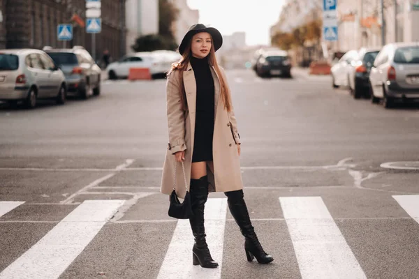 Mulher Jovem Elegante Casaco Bege Chapéu Preto Uma Rua Cidade — Fotografia de Stock