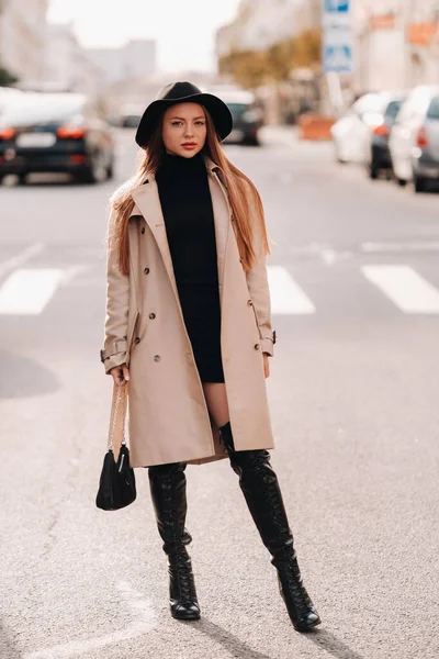 Jeune Femme Élégante Manteau Beige Avec Chapeau Noir Dans Une — Photo