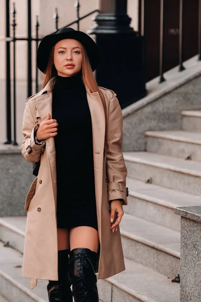 Mulher Jovem Elegante Casaco Bege Chapéu Preto Uma Rua Cidade — Fotografia de Stock