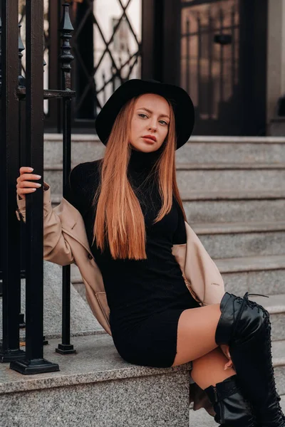 Jeune Femme Élégante Manteau Beige Avec Chapeau Noir Dans Une — Photo