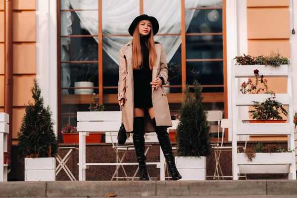 Jeune Femme Élégante Manteau Beige Avec Chapeau Noir Dans Une — Photo