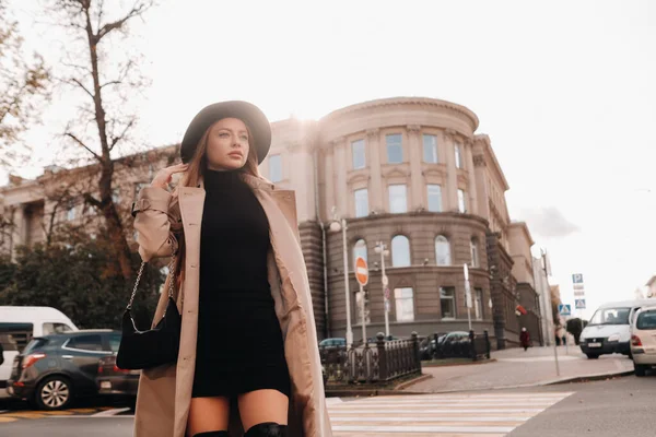 Jeune Femme Élégante Manteau Beige Avec Chapeau Noir Dans Une — Photo