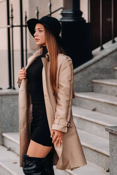 Mulher Jovem Elegante Casaco Bege Chapéu Preto Uma Rua Cidade — Fotografia de Stock