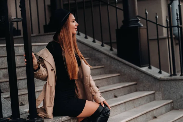 Mujer Joven Con Estilo Abrigo Beige Sombrero Negro Una Calle —  Fotos de Stock