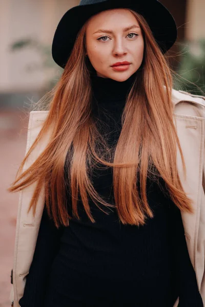 Elegante Giovane Donna Cappotto Beige Cappello Nero Una Strada Città — Foto Stock