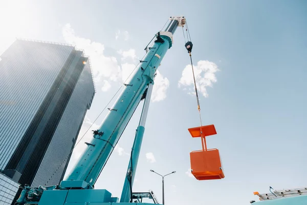 Grande Guindaste Caminhão Azul Está Pronto Para Operação Local Perto — Fotografia de Stock