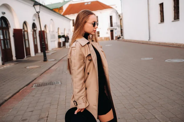 Mujer Joven Con Estilo Abrigo Beige Sombrero Negro Sus Manos — Foto de Stock