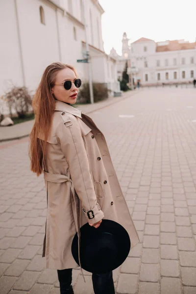 Stijlvolle Jonge Vrouw Een Beige Jas Een Zwarte Hoed Zijn — Stockfoto