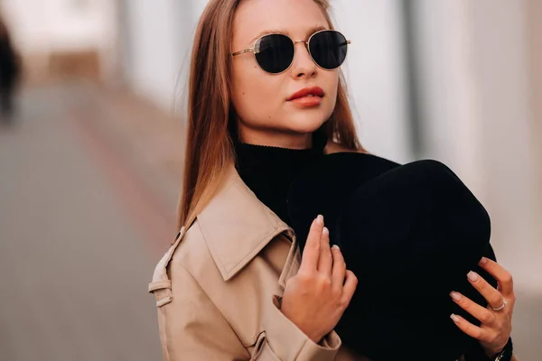 Jeune Femme Élégante Dans Manteau Beige Chapeau Noir Dans Ses — Photo