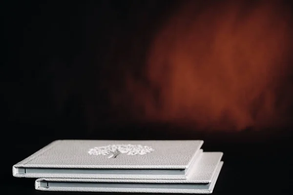用不同尺寸的天然白色皮革作成的相册 深色背景的白皮书 — 图库照片