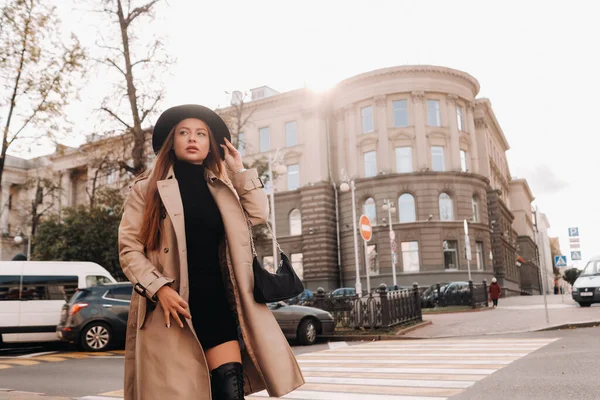 Mulher Jovem Elegante Casaco Bege Chapéu Preto Uma Rua Cidade — Fotografia de Stock