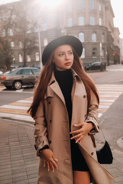 Elegante Giovane Donna Cappotto Beige Cappello Nero Una Strada Città — Foto Stock