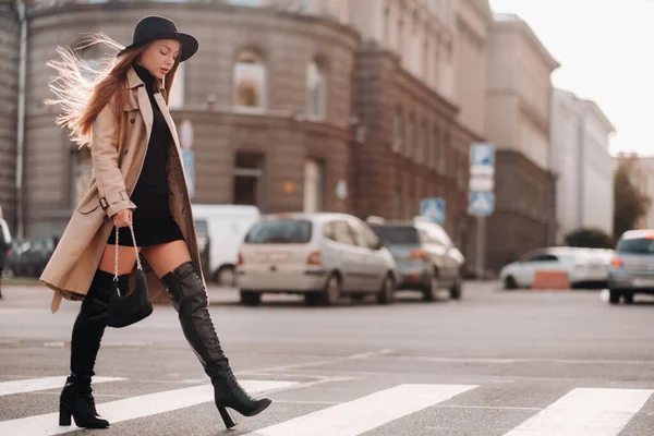 Mujer Joven Con Estilo Abrigo Beige Sombrero Negro Una Calle — Foto de Stock