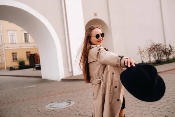 Mujer Joven Con Estilo Abrigo Beige Sombrero Negro Sus Manos — Foto de Stock