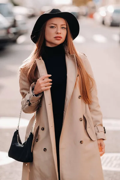 Stilvolle Junge Frau Beigen Mantel Mit Schwarzem Hut Auf Einer — Stockfoto