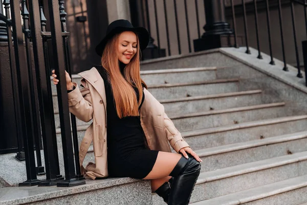 Şehir Caddesinde Siyah Şapkalı Bej Ceketli Şık Genç Bir Kadın — Stok fotoğraf