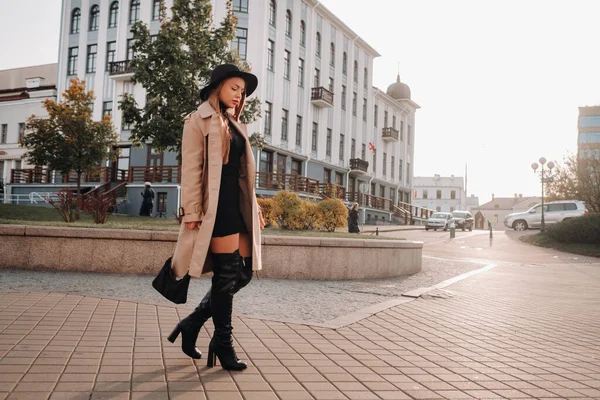 Stílusos Fiatal Bézs Kabátban Fekete Kalapban Egy Városi Utcában Női — Stock Fotó