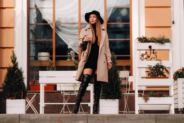 Elegante Giovane Donna Cappotto Beige Cappello Nero Una Strada Città — Foto Stock