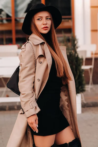 Mulher Jovem Elegante Casaco Bege Chapéu Preto Uma Rua Cidade — Fotografia de Stock