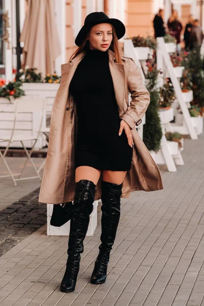 Elegante Giovane Donna Cappotto Beige Cappello Nero Una Strada Città — Foto Stock