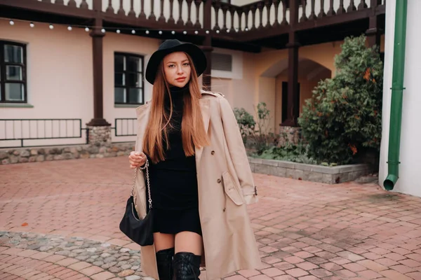 Jeune Femme Élégante Manteau Beige Avec Chapeau Noir Dans Une — Photo