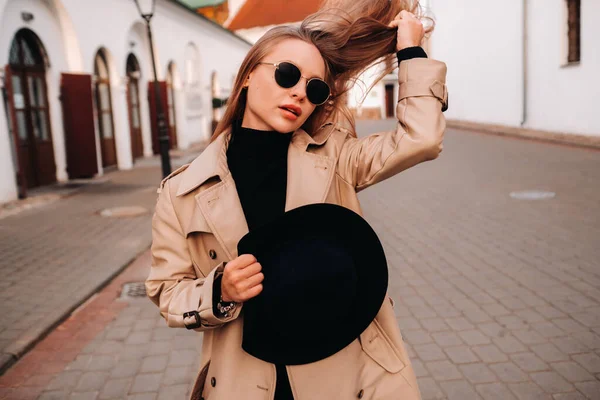 Jeune Femme Élégante Dans Manteau Beige Chapeau Noir Dans Ses — Photo