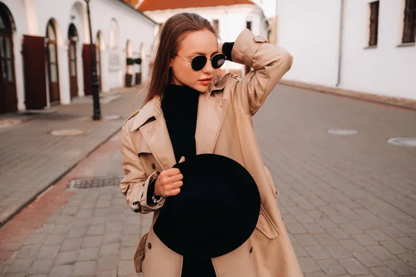 Stijlvolle Jonge Vrouw Een Beige Jas Een Zwarte Hoed Zijn — Stockfoto