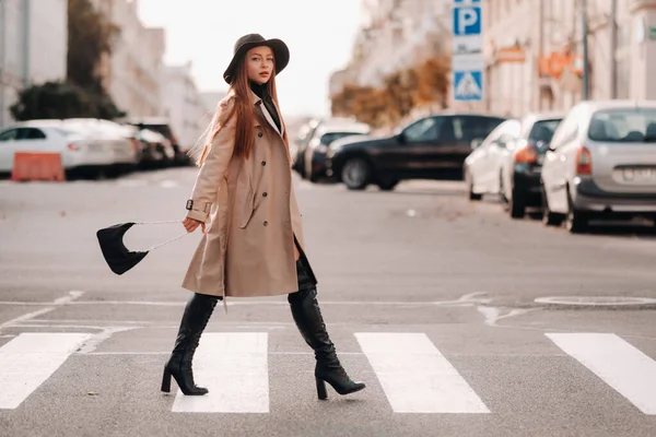 Jeune Femme Élégante Manteau Beige Avec Chapeau Noir Dans Une — Photo