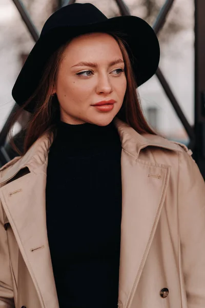 Jeune Femme Élégante Manteau Beige Avec Chapeau Noir Dans Une — Photo