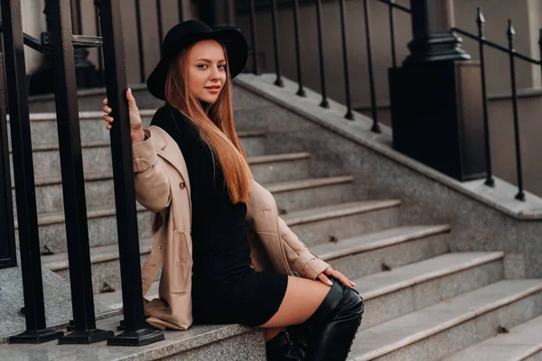 Şehir Caddesinde Siyah Şapkalı Bej Ceketli Şık Genç Bir Kadın — Stok fotoğraf