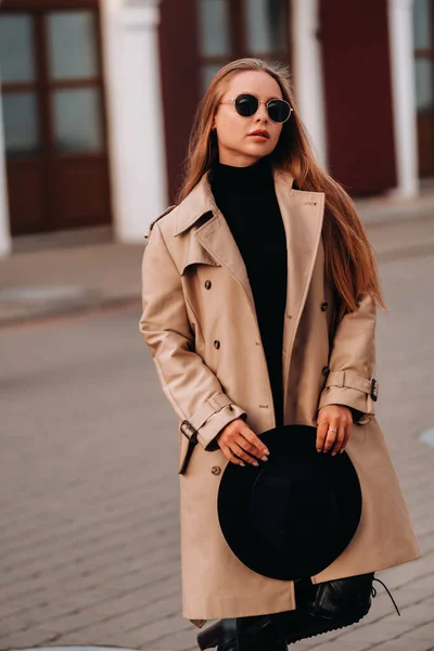 Jeune Femme Élégante Dans Manteau Beige Chapeau Noir Dans Ses — Photo