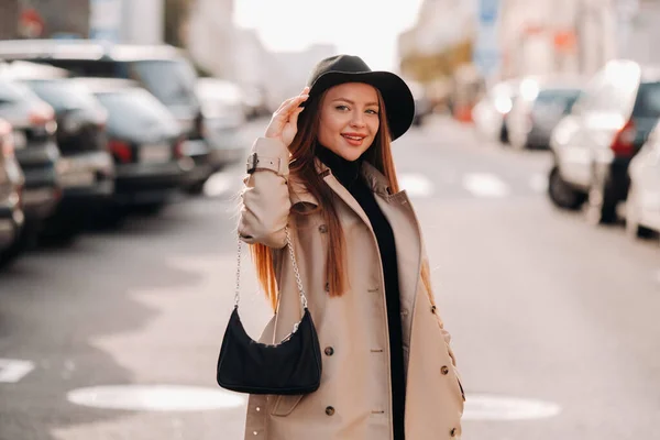 Jeune Femme Élégante Manteau Beige Avec Chapeau Noir Dans Une — Photo