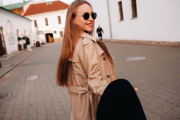 Stijlvolle Jonge Vrouw Een Beige Jas Een Zwarte Hoed Zijn — Stockfoto