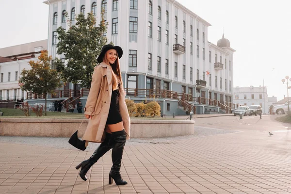 거리의 모자를 베이지 코트를 여자들의 길거리 스타일 — 스톡 사진