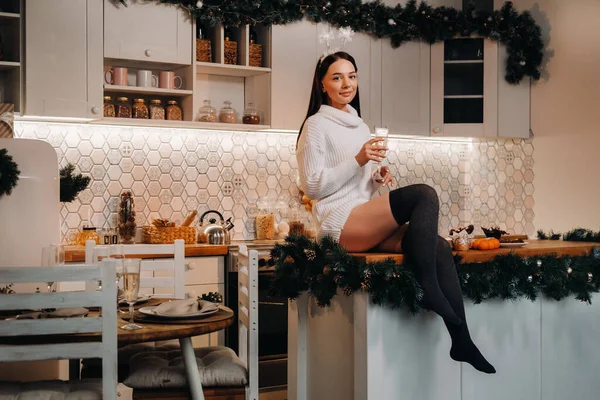 Uma Menina Dia Natal Está Sentada Mesa Cozinha Segurando Uma — Fotografia de Stock