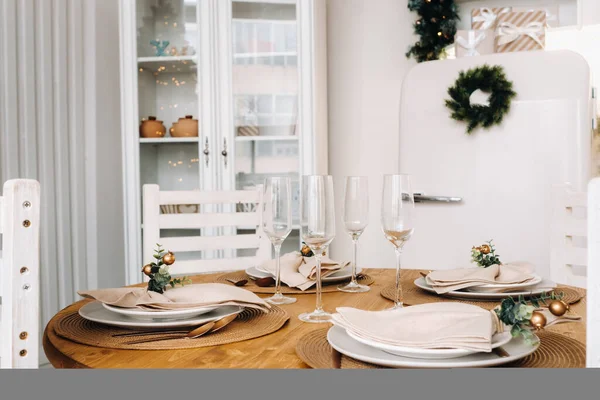 Decoración Mesa Navidad Cocina Mesa Banquete Con Vasos Antes Servir — Foto de Stock