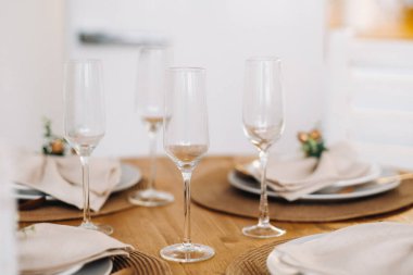 Süslü Noel masasında şampanya bardakları, masada kristal bardaklar..