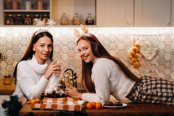 Duas Meninas Ambiente Acolhedor Casa Com Champanhe Suas Mãos Natal — Fotografia de Stock