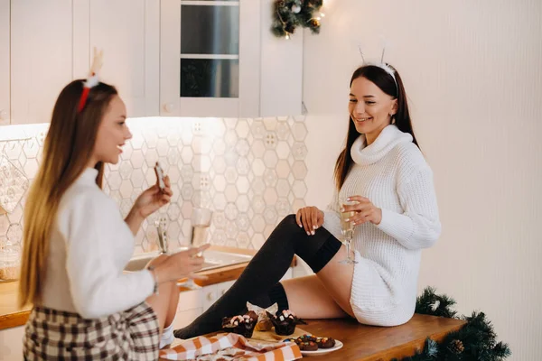 Dvě Dívky Útulném Domácím Prostředí Kuchyni Šampaňským Rukou Vánoce Usmívající — Stock fotografie