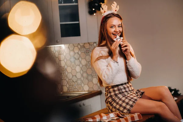 Una Niña Día Navidad Está Sentada Mesa Cocina Sosteniendo Galletas — Foto de Stock